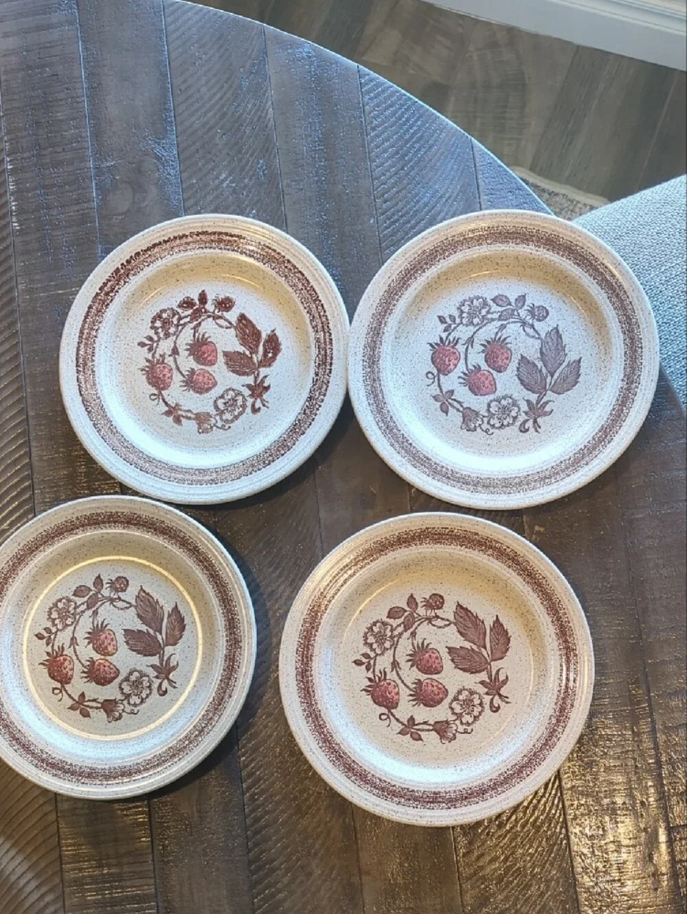 Vintage-Style Strawberry Dinner Plates Set Of 4